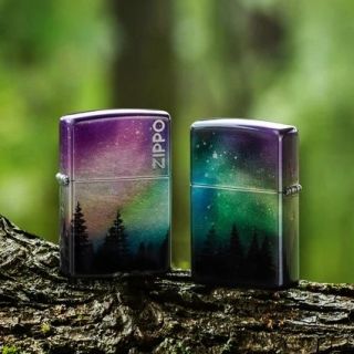 Přeneste se pod noční oblohu s novými Zippo! Detailní design noční oblohy s polární září je prostě úchvatný. Která strana...